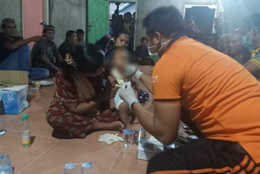 Anak dan Isteri Wahyu Terduga Teroris Warga Tebo.