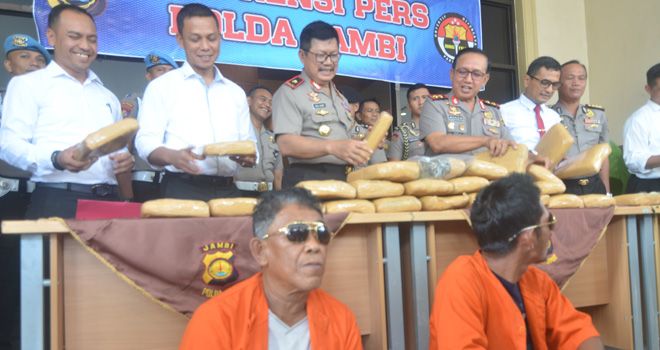 Dua tersangka yang saat ini masih mendekam di balik jeruji besi Rutan Mapolda Jambi. Saat ini kasusnya sedang dikebut dan beberapa saksi sudah dimintai keterangan.