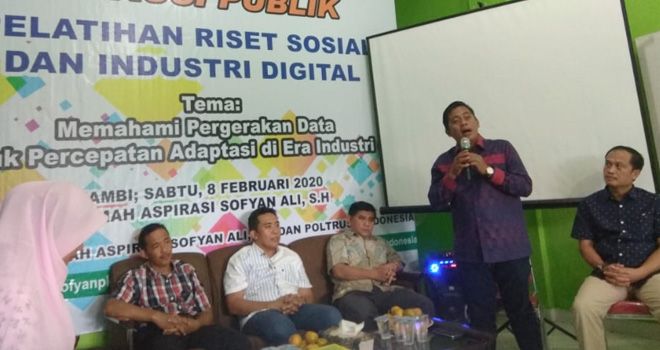 Diskusi Publik Pelatihan Riset Sosial dan Industri digital.