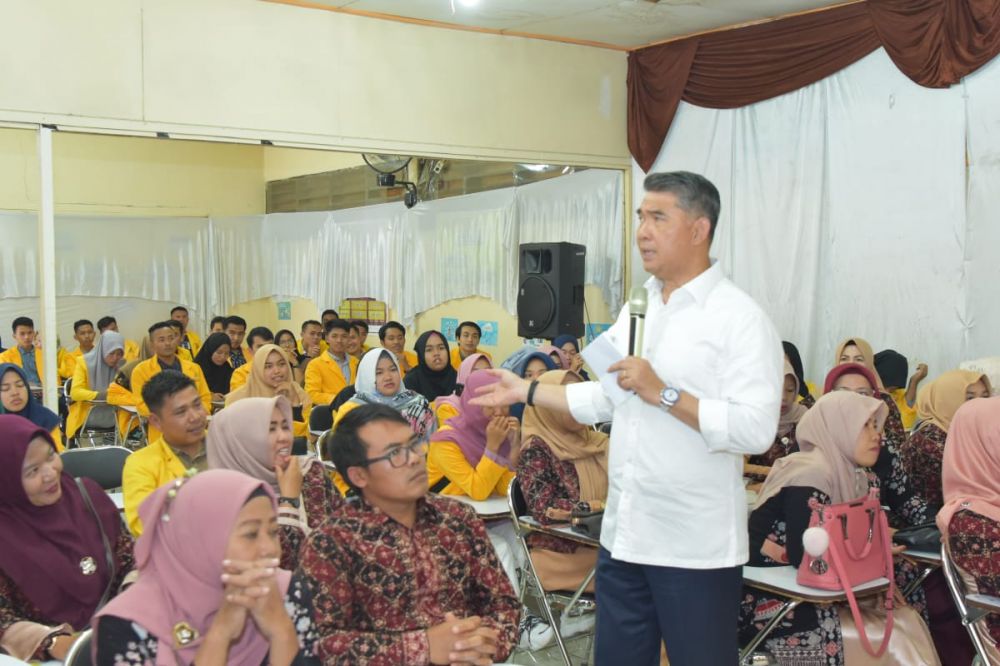 Wako Fasha saat memberi kuliah umum tentang jiwa kewirausahaan di hadapan mahasiswa Sekolah Tinggi Ilmu Ekonomi (STIE) Sakti Alam Kerinci (SAK).