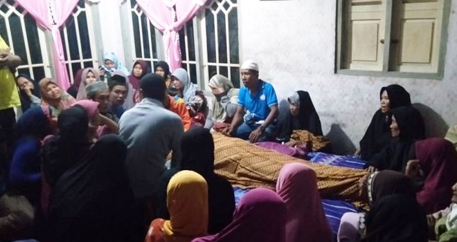 Jenazah terduga teroris yang tewas di Riau, WF akhirnya Minggu (9/2) sekitar Pukul 04.30 Wib dini hari kemarin sampai di rumahnya di Desa Teluk Pandan Rambahan dengan menggunakan Ambulan Rumah Sakit Bayangkara Riau.