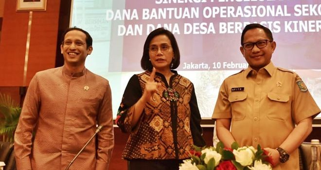 Mendikbud Nadiem Makarim, Menkeu Sri Mulyani, Mendagri Tito Karnavian usai membahas perubahan mekanisme pembayaran dana bantuan operasional sekolah (BOS), Senin (10/2).