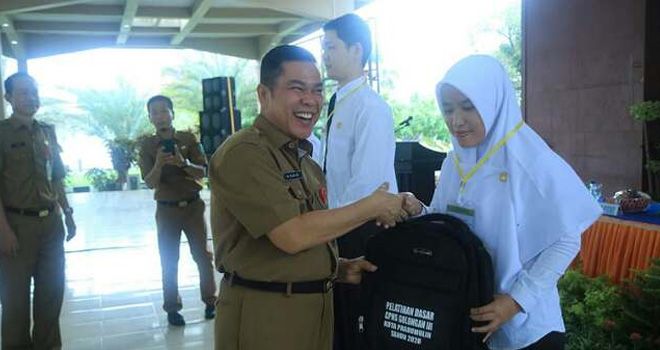 Ratusan Calon Pegawai Negeri Sipil (CPNS) kota Prabumulih mengikuti pembukaan kegiatan Pelatihan Dasar CPNS Kota Prabumulih tahun 2020 di Pendopoan Rumah Dinas Walikota Prabumulih, Senin (10/2/2020).