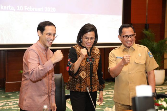 Kementerian Dalam Negeri (Kemendagri) Tito Karnavian, Kemenkue Sri Mulyani dan Kemendikbur Nadim Makarim menyampaikan beberapa langkah terkait percepatan dana desa dan dana bantuan sekolah (BOS). 