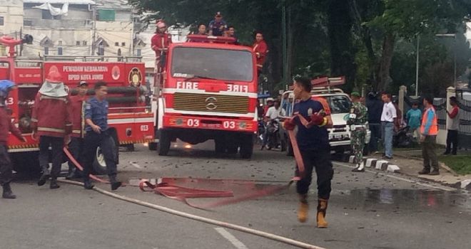 Petugas pemadam kebakaran Kota Jambi berusaha memadamkan api agar tidak merambat ke bangunan lainnya, karena lokasi kebakaran yang merupakan wilayah padat pemukiman.


