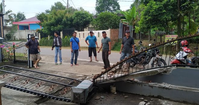 Pagar rumah warga di RT 25, Kelurahan Rawasari, Kecamatan Alam Barajo, Kota Jambi ambruk di seruduk truck Unit Pengelola Campur Aspal (UPCA) PUPR Kota Jambi, Rabu (12/8).