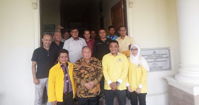 Kedatangan Bupati Tanjung Jabung Barat berserta rombongan ini langsung disambut oleh Sekretaris Penjaringan Pilgub Partai Golkar, Gordon L Tobing beserta jajarang pengurus lainnya.