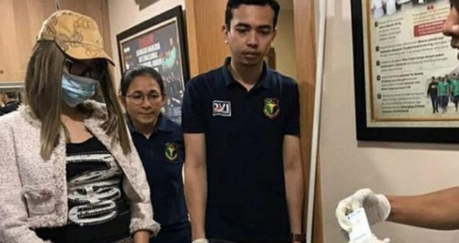 Lucinta Luna saat berada di kantor polisi. 