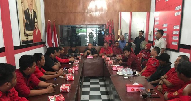 Bakal calon Gubernur Jambi, Safrial menggelar rapat terbatas bersama kader DPC PDI Perjuangan Kota Jambi, Rabu (12/2). Rapat ini membahas soal strategi kemenangan Gubernur Jambi untuk Pilkada 2020.