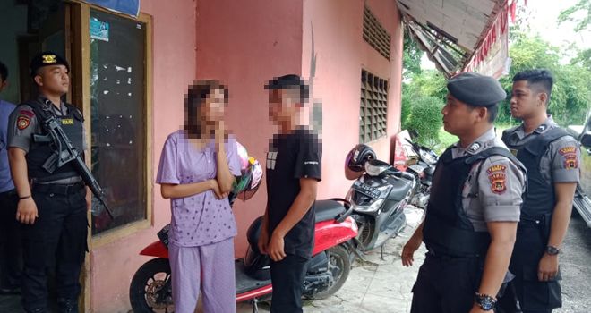 Sepasang kekasih ditangkap warga karena kedapatan bercumbu di bumi perkemahan Cadika, Kecamatan Rimbo Tengah, Kabupaten Bungo, Kamis (13/02) sekira pukul 10.35 WIB.