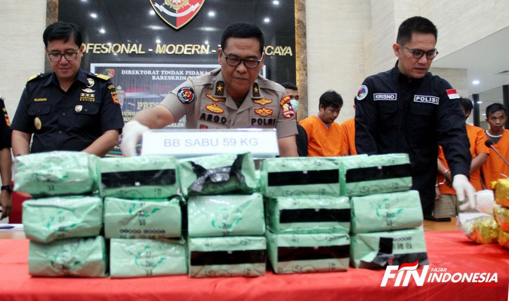 Kepala Biro Penerangan Masyarakat (Karo penmas) Divhumas Polri, Brigjend Pol. Raden Prabowo Argo Yuwono (tengah) didampingi Wadir Tindak pidana Narkoba Bareskrim Polri, Kombes Pol Krisno Halomoan Siregar (kanan) dan Direktur P2 Bea Cukai Bahaduri Wijayanta Bekti Mukarta (kiri).