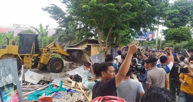 Eksekusi tanah yang berada di samping Rumah Sakit Siloam, Paalmerah Kota Jambi, nyaris ricuh Kamis (13/2).
