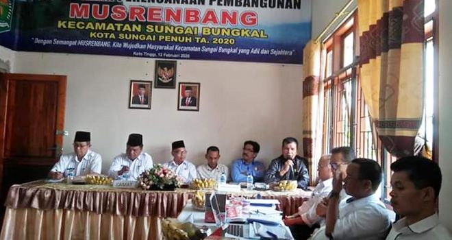 Acara yang bertempat di ruang aula Kantor camat Sungai Bungkal ini, juga di hadiri Asisten Satu Setda Marshal, SKPD, Camat, Kapolsek Kota, dan diikuti oleh seluruh Lurah, Kepala Desa, BPD, Tokoh Masyarakat dan Pemuda dalam kecamatan Sungai Bungkal.
