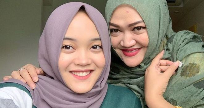 Putri Delina dan Lina Jubaedah.

 


