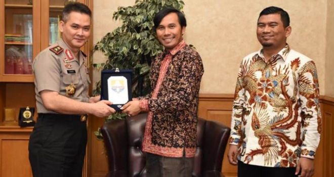 Pertemuan dalam rangka silaturahmi Pimpinan DPRD dan Kapolda Jambi yang baru dilantik itu digelar di ruang kerja Ketua DPRD Provinsi Jambi.

