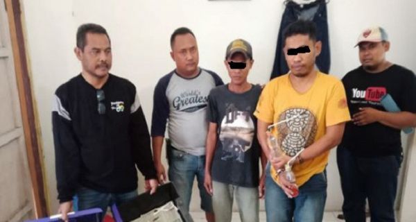 Mantan anggota DPRD Rembang bersama DS, 19, diamankan polisi karena mengonsumsi sabu-sabu di toilet umum di Rembang, Jateng. 
