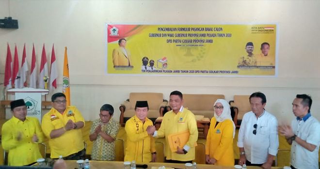 Kedatangan orang nomor satu di Kabupaten Merangin yang didampingi oleh puluhan tim pemenangannya, disambut oleh Sekretaris Tim Penjaringan DPD I Golkar Provinsi Jambi Gordon L Tobing dan jajarannya.