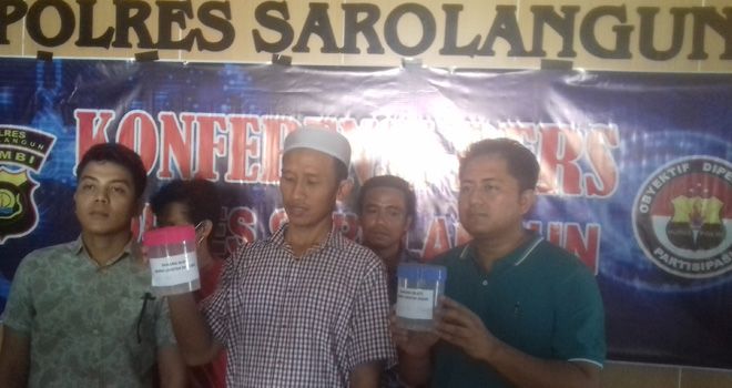 AKBP Deny Heryanto, Kapolres Sarolangun, saat melakukan jumpa pers, Jumat (14/2) terkait penyeludupan baby lobster sebanyak 26.723 ekor