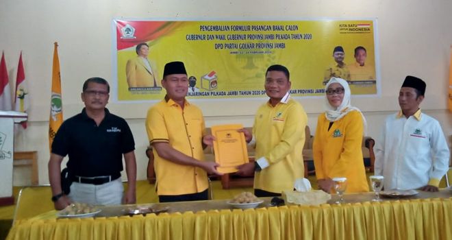 Sukandar yang mendatangi DPD I Partai Golkar Provinsi Jambi untuk mengembalikan formulir pendaftaran penjaringan kandidat, Jumat (14/2).
