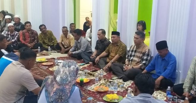 Calon Gubernur Jambi DR HSyarif Fasha saat memberi sambutan di depan ribuan masyarakat yang hadir di Desa Kasang Pudak.