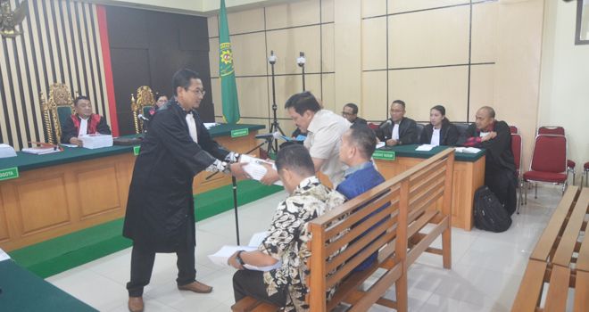 Zainal Abidin dan dua terdakwa lainnya saat menjalani sidang di Pengadilan Tipikor Jambi baru-baru ini. Besok Selasa (18/2), ketiga terdakwa diagendakan akan melakukan pembelaan.



