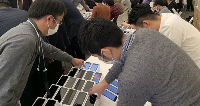 Para penumpang dan awak kapal pesiar Diamond Princess yang dikarantina mendapatkan iPhone.