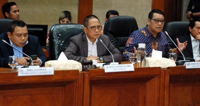 Ketua Komisi XI DPR RI, Dito Ganinduto didampingi Wakil Ketua Komisi XI DPR RI, Fathan Subkhi, Wakil Ketua Komisi XI DPR RI, Eriko Sutardoga dan anggota Sihar Sitorus memberikan keterangan tentang pembentukan Panitia Kerja (Panja) di ruang Komisi XI DPR gedung Nusantara I, Komplek Parlemen, Senayan Jakarta, Selasa (21/1/2020). Pembentukan Panja yang dilakukan Komisi XI DPR tidak saja untuk menelusuri keuangan Jiwasraya, melainkan juga Bank Mumalat, Bumi Putera, PT. Taspen, dan Asabri. Kelima BUMN tersebut menjadi prioritas Panja Komisi X DPR dengan target utama pengembalian uang nasabah.
