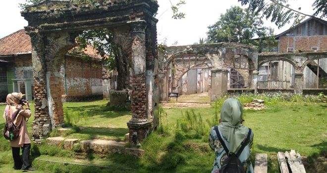Kondisi Rumah Batu yang berada di kawasan seberang Kota Jambi kian memprihatinkan.