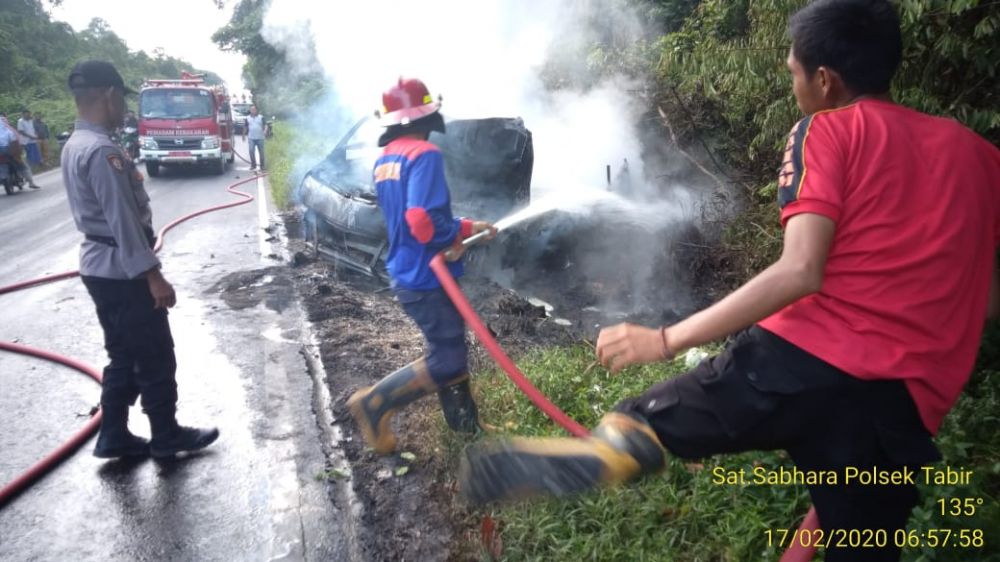 Minibus Carry Hangus Terbakar di Simpang Andalas Rantau Panjang.
 

