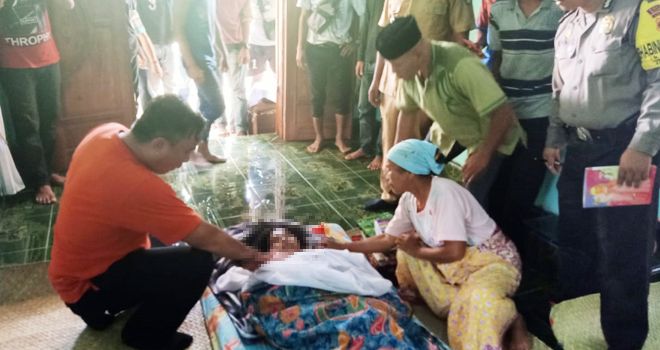 Seorang ibu rumah tangga di Kampung Bukit Baru, Dusun Dwi Karya Bhakti, Kecamatan Pelepat, nekat mengakhiri hidupnya dengan cara gantung diri di pohon karet, Senin (17/2).