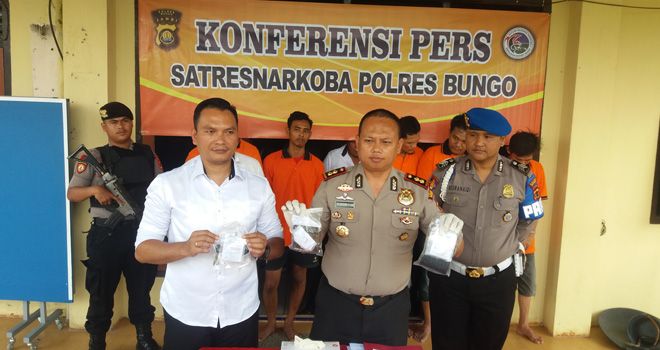 Tiga orang ASN di Pemkab Bungo ditangkap karena terlibat penyalahgunaan narkotika.


