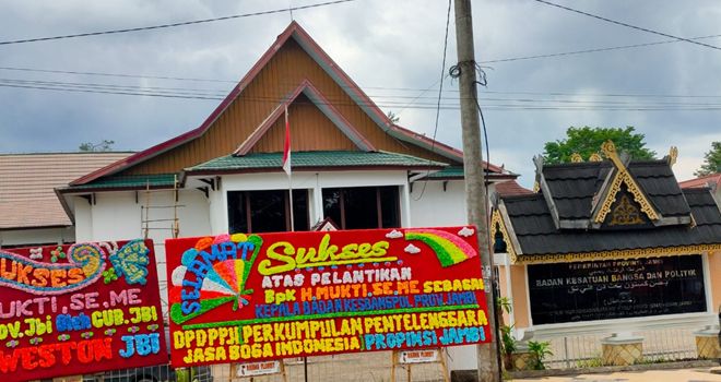 Di RSRM tampak sudah ada karangan bunga yang mengucapkan selamat pelantikan kepada dr.Ferry Kusnadi. Tak tanggung-tanggung tampak papan ucapan juga diberikan oleh Ketua DPD RI. Sementara untuk Bakesbangpol sudah banyak papan ucapan untuk H.Mukti.