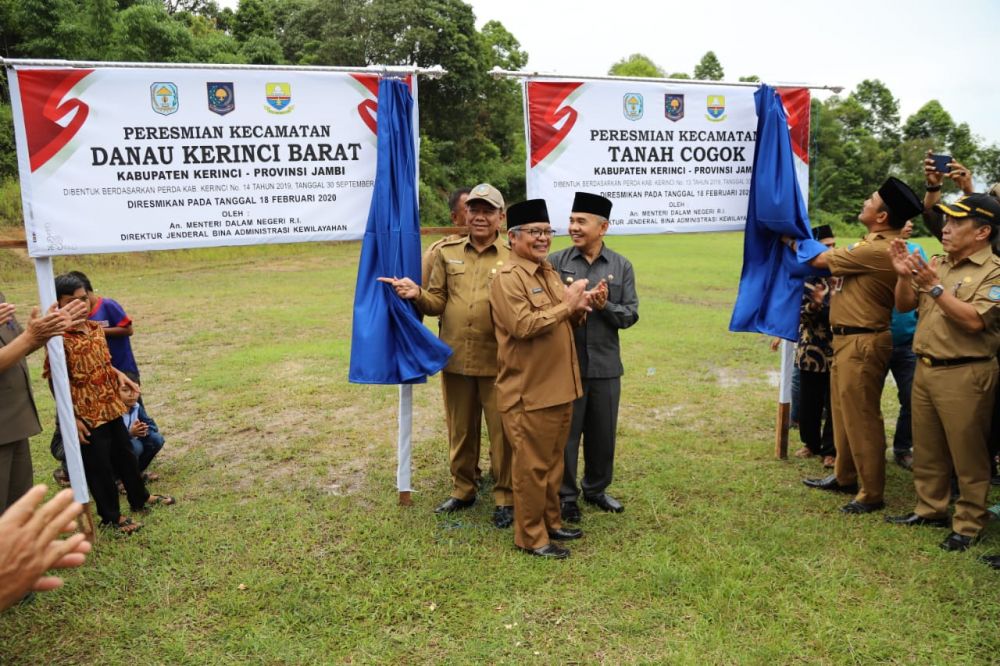 Bupati Kerinci Adirozal Dampingi Dirjen Resmikan Dua Kecamatan.

