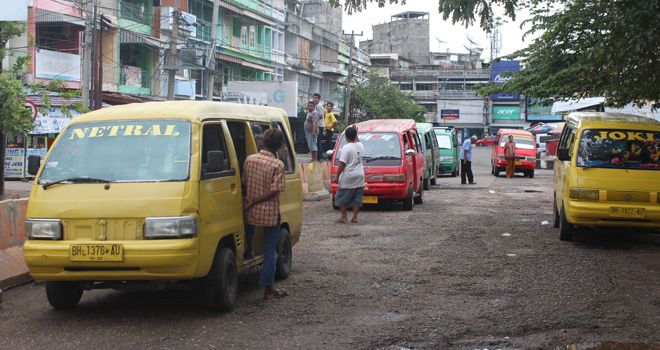 Sopir angkot menunggu penumpang di Terminal Rawasari (17/2). Dishub akan melakukan penertiban angkot.