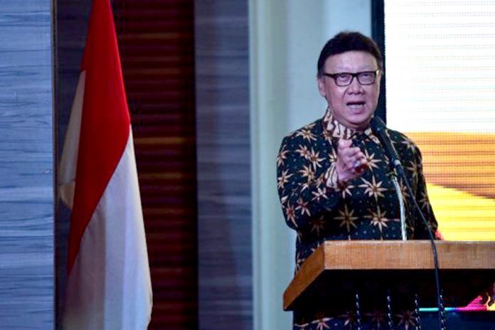 Menpan-RB Tjahjo Kumolo saat memberikan pandangannya terhadap rencana pemindahan ASN di sela rangkaian Hari Pers Nasional (HPN) di Kalsel, di Hotel Area Barito, Banjarmasin, Jumat (7/2).