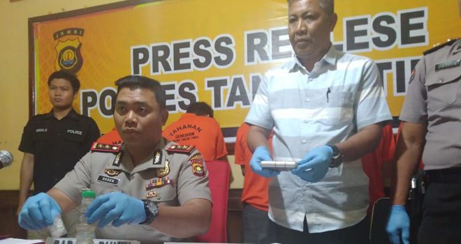Kapolres Tanjabtim, AKBP Deden Nurhidayatullah SIK, SH saat menunjukkan hasil tangkapan berupa narkoba jenis sabu berikut dengan para tersangkanya.