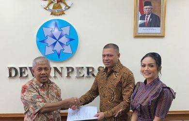 Krisdayanti dan Raul Lemos mendatangi Dewan Pers.