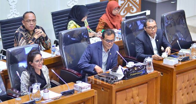 Pimpinan rapat pleno Baleg Ibnu Multazam, Ketua Panja Revisi UU ASN Rieke Diah Pitaloka dan Wakil Ketua Baleg Achmad Baidowi, Rabu (19/2). 