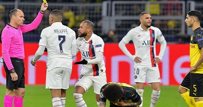 Penyerang Paris Saint-Germain, memprotes wasit Antonio Mateu Lahoz yang memberikannya kartu kuning pada laga kontra Borussia Dortmund, di Signal Iduna Park, Rabu (19/2/2020) dini hari WIB.