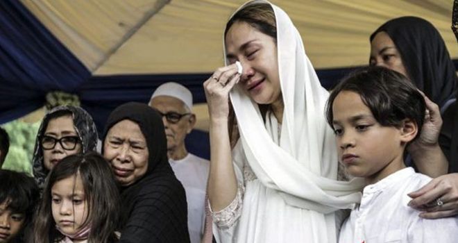  

Bunga Citra Lestari (BCL) bersama putranya Noah Sinclair menangis di depan makam almarhum suaminya Ashraf Sinclair. Ashraf dimakamkan di San Diego Hills, Karawang, Jawa Barat, Selasa (18/2). Ashraf meninggal secara tiba-tiba pada Selasa (18/2) pagi. 
