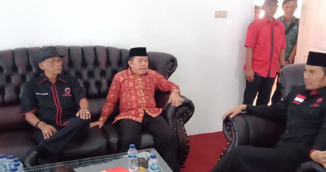 Terlihat Al Haris saat ini masih berada di ruangan bersama pengurus DPD PDIP Provinsi Jambi.