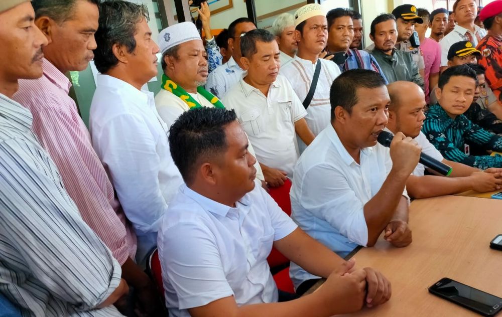 Bakal Pasangan Calon Bupati dan Wakil Bupati di Pilkada Tanjung Jabung Timur (Tanjabtim) Romi-Robby, pada Jumat (21/2) pagi ini menyerahkan berkas syarat dukungan perseorangan.