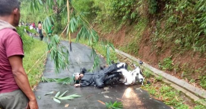 Seorang karyawati Koperasi Mekar Paninggaran, Widia Nahiul Hikmah (21), Kamis (20/2/2020), tewas tersengat listrik di Jalan Dukuh Binangun Desa Werdi Kecamatan Paninggaran.