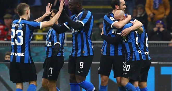 Para pemain Inter Milan melakukan selebrasi.
