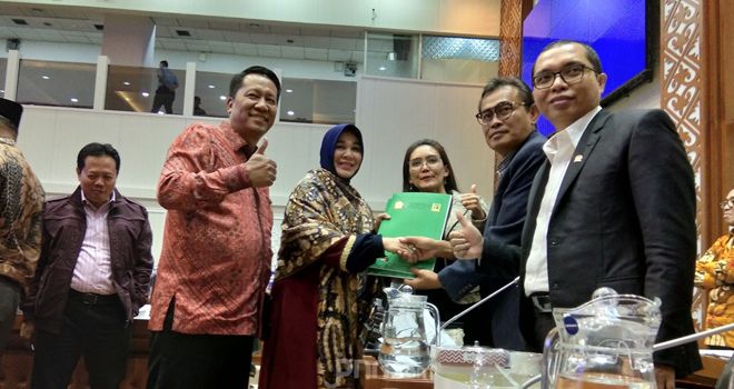 Anggota FPPP Illiza Sa'dudin Jamal menyerahkan dokumen persetujuan fraksinya terhadap RUU revisi UU ASN, kepada pimpinan Baleg, Rabu (19/2). 