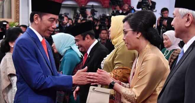 
Menteri Keuangan Sri Mulyani mendapat ucapan selamat dari Presiden Jokowi usai pelantikan menteri.

 

