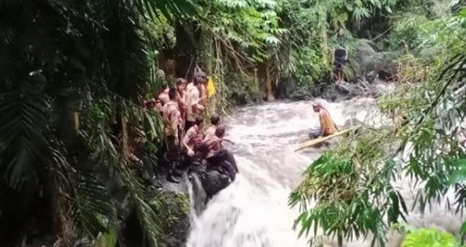 Siswa SMP 1 Turi yang selamat berusaha mencari temannya yang hanyut.
