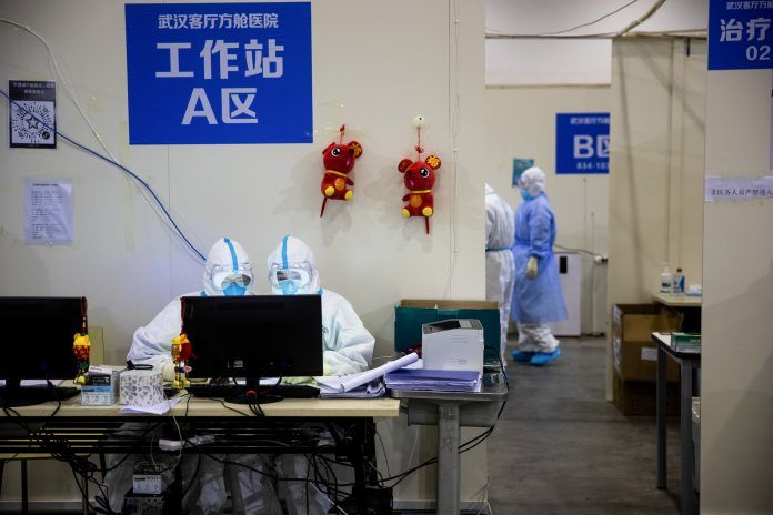 Seorang pria yang terinfeksi virus corona tengah melakukan aktivitas di rumah sakit di Wuhan, Provinsi Hubei, Cina.