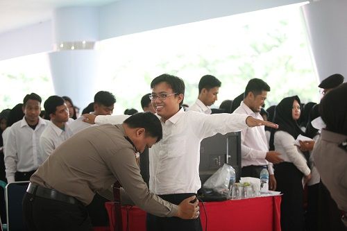 Petugas dari kepolisian melakukan pemeriksaan kepada setiap peserta yang akan masuk dalam ruangan ujian Seleksi Kompetensi Dasar (SKD).