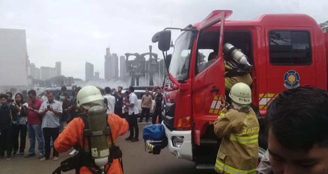 Gedung DPR terbakar.

